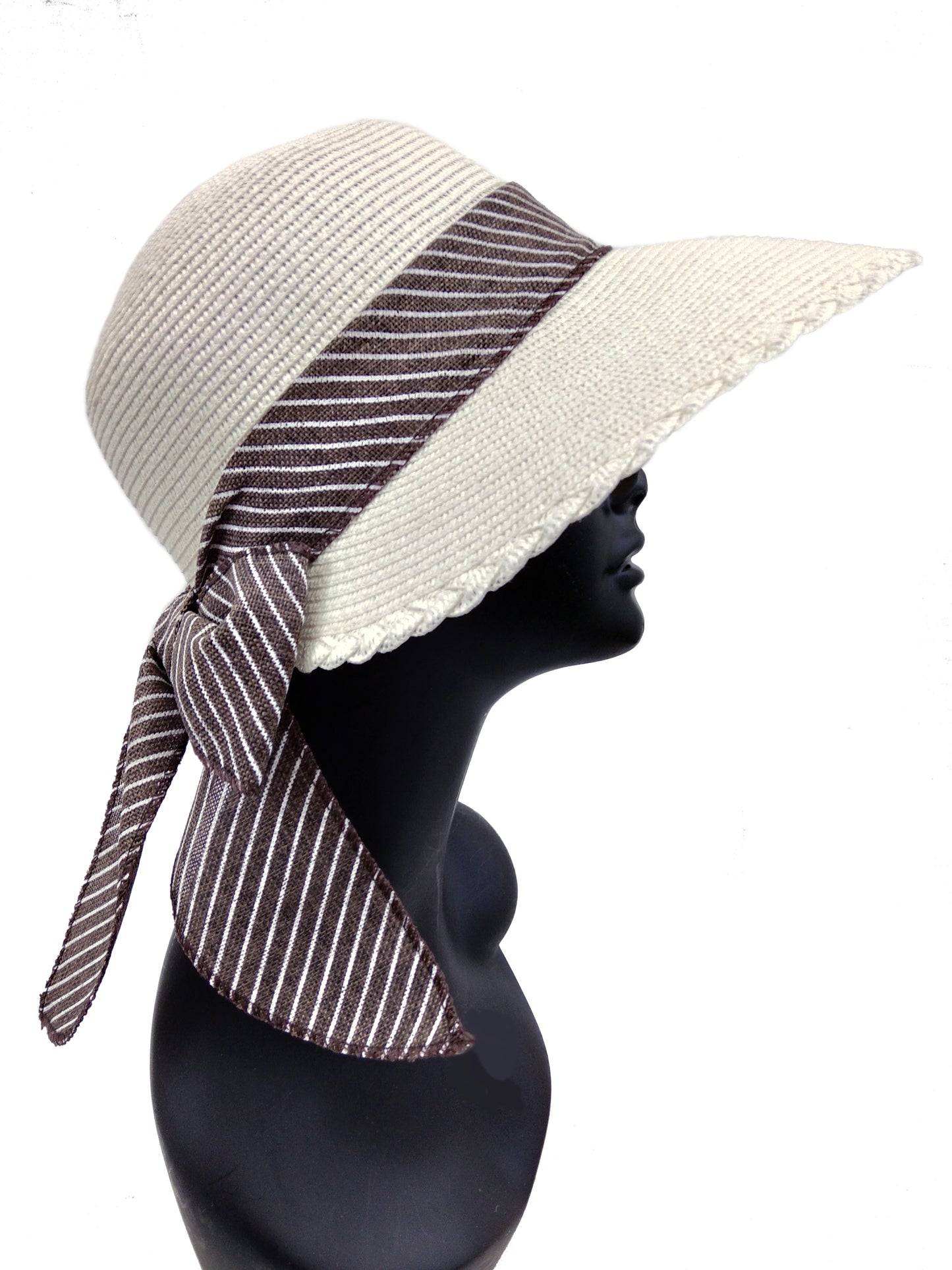 Straw hat with bow