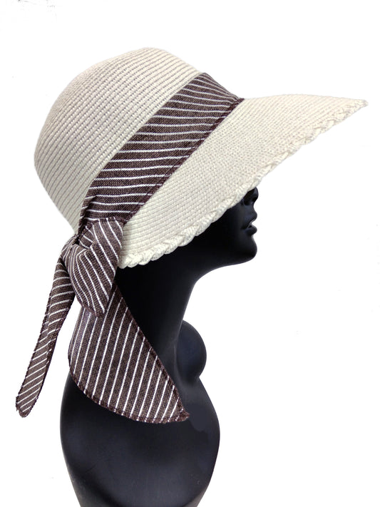 Straw hat with bow